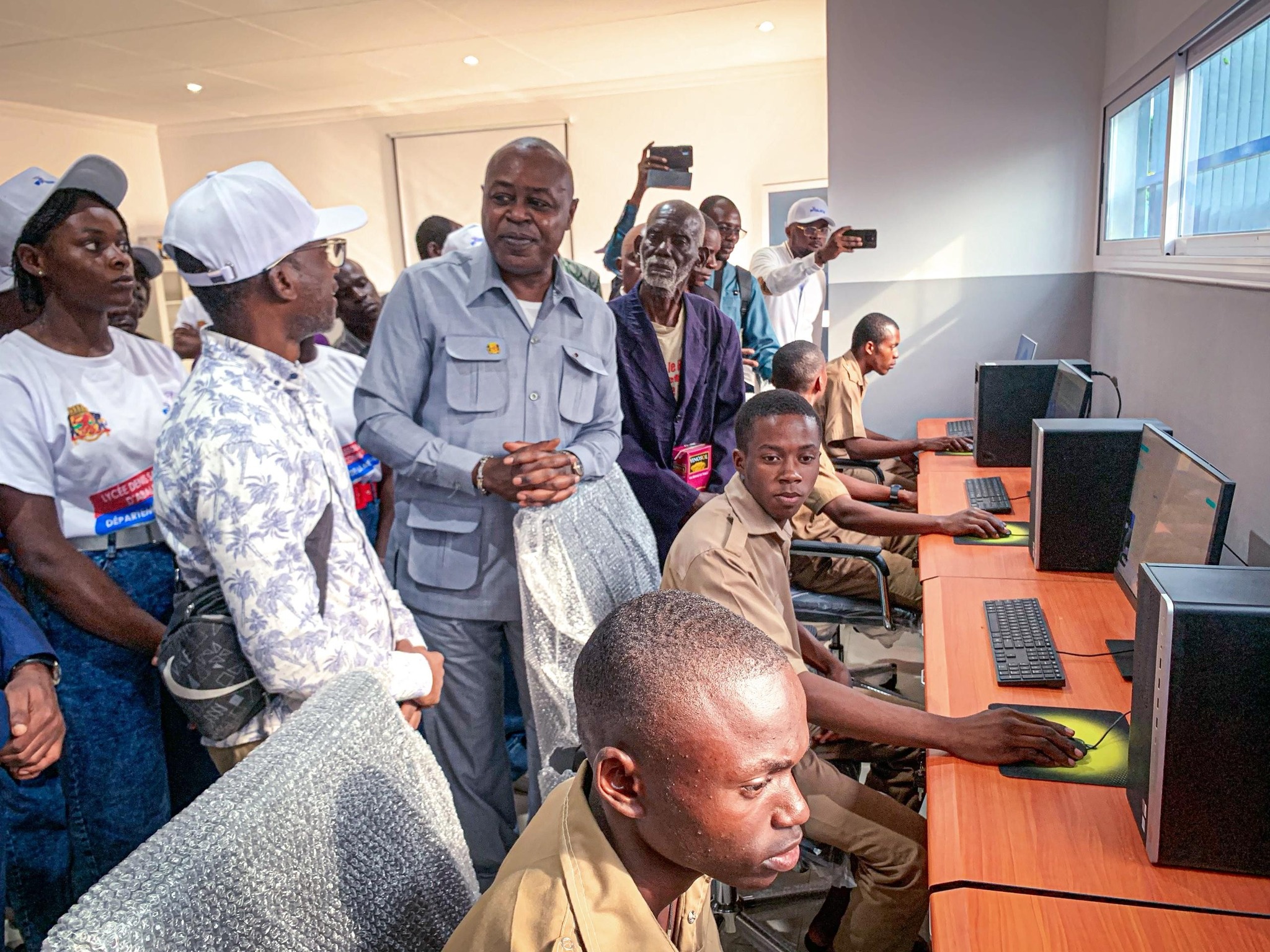 congo-:-le-lycee-denis-sassou-n’guesso-dote-d’une-salle-multimedia