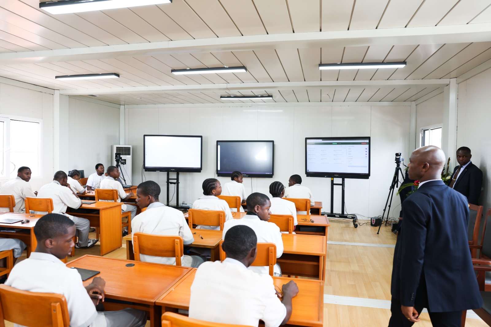 cameroun-:-la-1ere-classe-intelligente-au-secondaire-inauguree,-40-millions-de-fcfa-pour-les-12-laureats-de-l’agritech-innovation-challenge-[postulez-!]