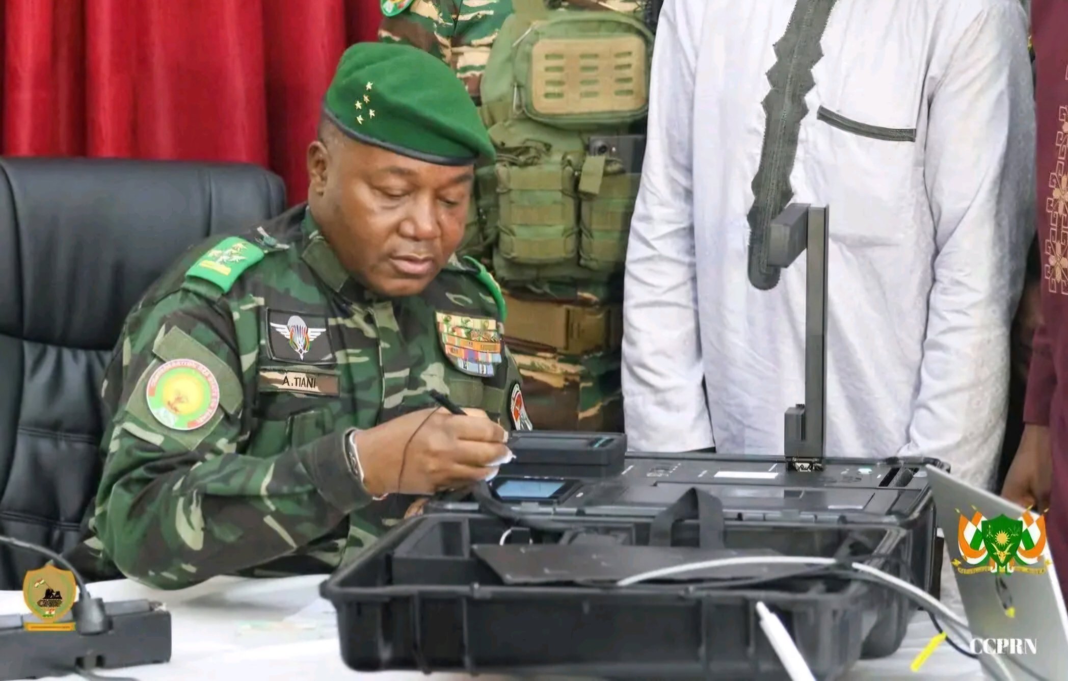 niger-:-le-chef-de-l’etat,-abdourahamane-tiani,-lance-la-carte-d’identite-biometrique-aes